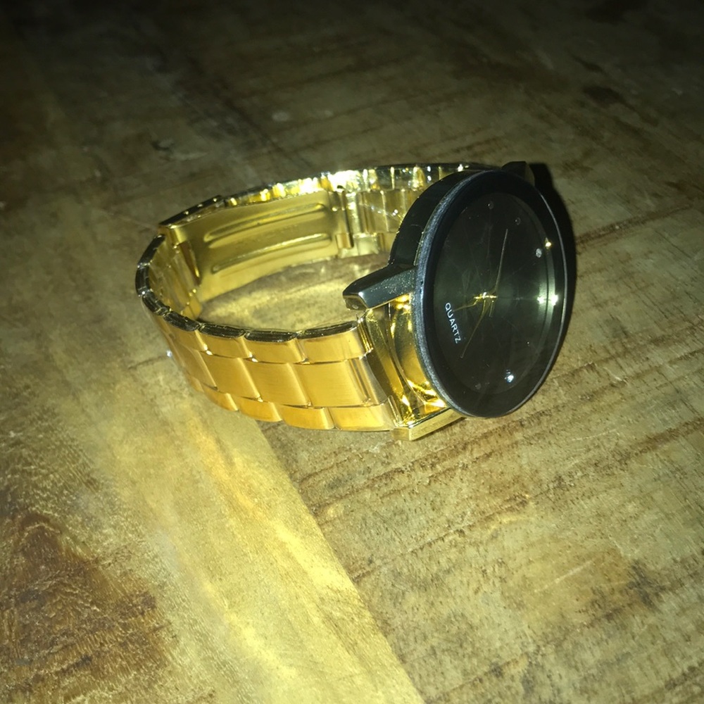 Quartz gold watch with black face